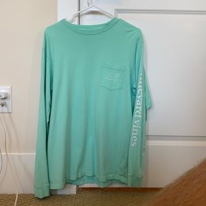 Vineyard vines long sleeve t shirt. Size M